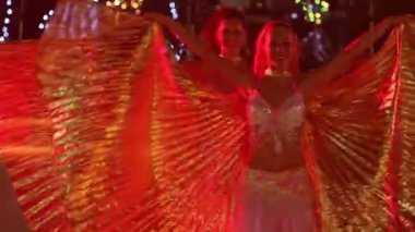 İki genç kız dans