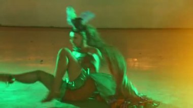 İki kız düğününde dans