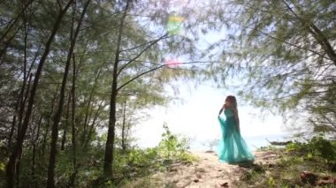 plajda sarışın kız