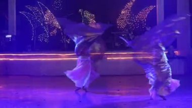 İki genç kız dans