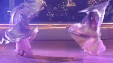 İki genç kız dans