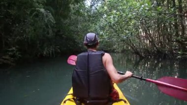 Kayık içinde seyahat adam