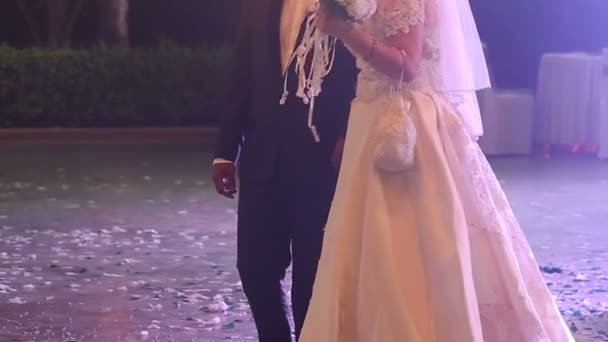 Наречений і наречений на весіллі — стокове відео