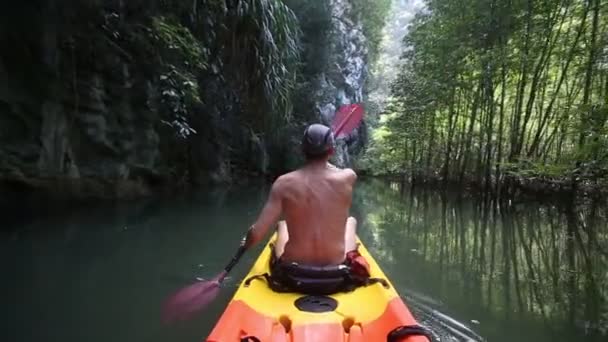 Hombre viajando en kayak — Vídeos de Stock