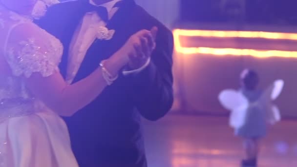 Танець нареченого і нареченого — стокове відео