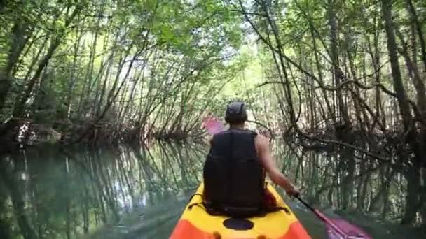 Seorang pria bepergian dengan kayak — Stok Video