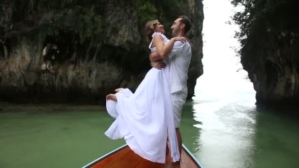 Bruden och brudgummen på båt — Stockvideo