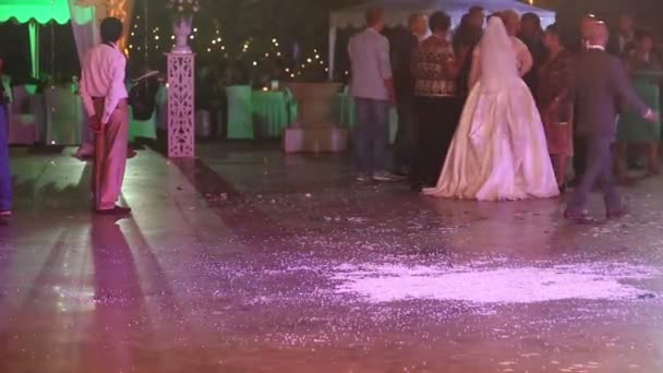 Родичі привітати нареченої на весіллі — стокове відео
