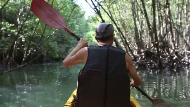 Uomo che viaggia in kayak — Video Stock