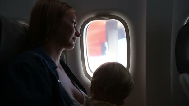 Mujer y niño en avión — Vídeo de stock