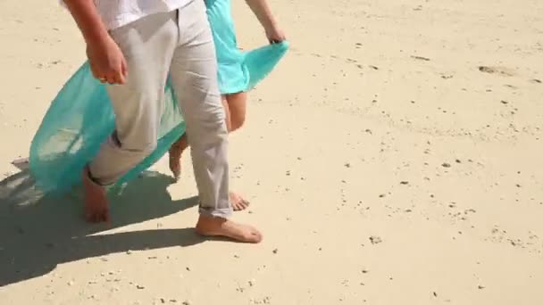 Mädchen und Mann spazieren am Strand entlang — Stockvideo