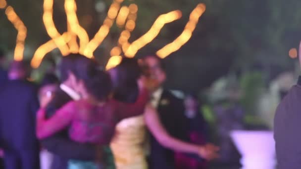 Mensen dans aan huwelijksfeest — Stockvideo