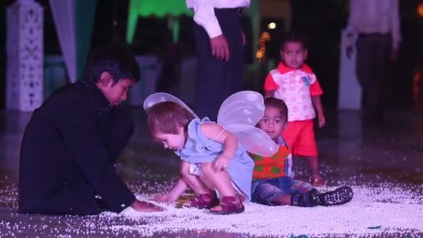 Petit enfant jouant au mariage — Video