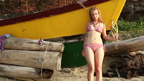 粉色泳衣的女孩 — 图库视频影像