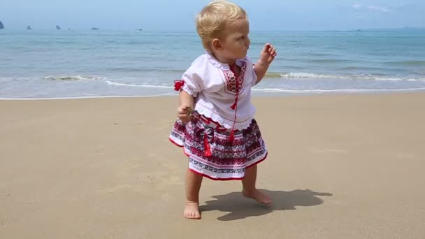 Μικρό κορίτσι στην παραλία — Αρχείο Βίντεο