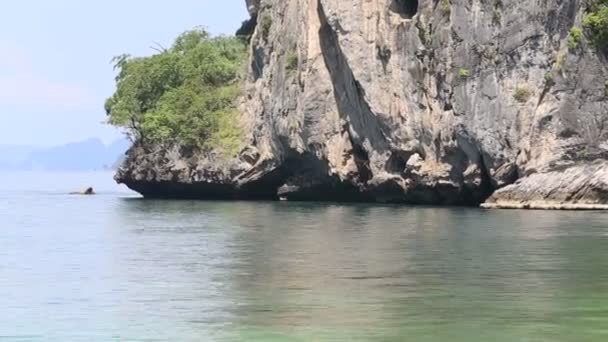 Isla rocosa en agua de mar — Vídeo de stock