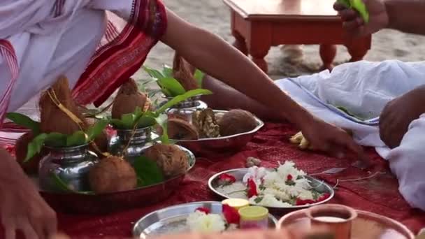 Brahmanen bereiten indische Hochzeit vor — Stockvideo