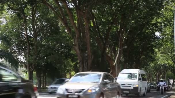 Автомобілі на дорозі в Малайзії — стокове відео
