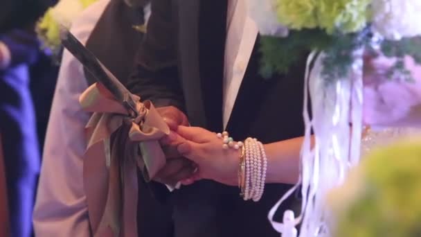 Novia y novio corte pastel de boda — Vídeo de stock