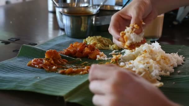 Seorang pria makan makanan India — Stok Video