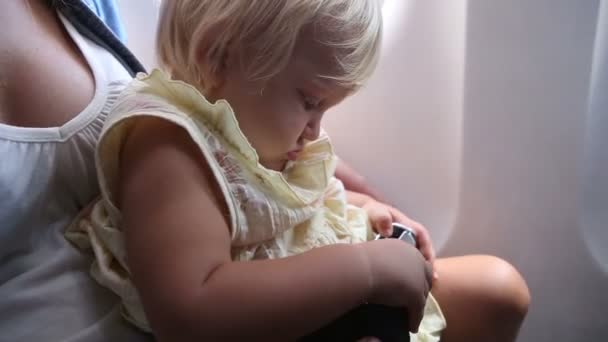 Маленький ребенок в самолете — стоковое видео