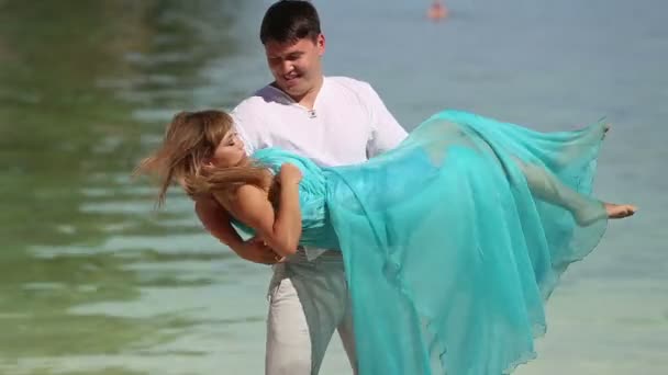 Amor pareja en playa — Vídeos de Stock