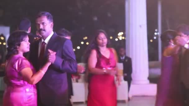 Menschen tanzen auf Hochzeitsfeier — Stockvideo
