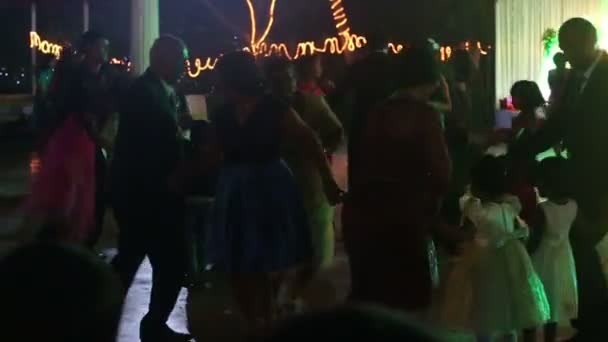 Pessoas dançando na festa de casamento — Vídeo de Stock