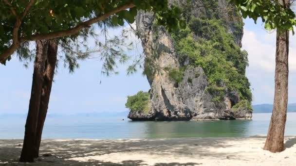 Ilha rochosa na água do mar — Vídeo de Stock