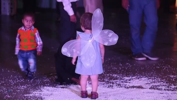 Pequeño niño jugando en la boda — Vídeos de Stock