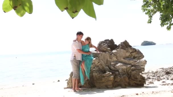Rubia chica y chico beso en la playa — Vídeo de stock