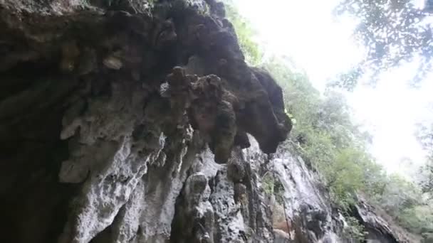 Acantilado rocoso en Tailandia — Vídeo de stock