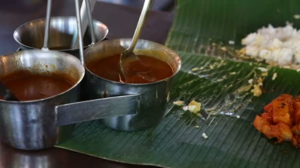 Člověk jíst indické potraviny — Stock video