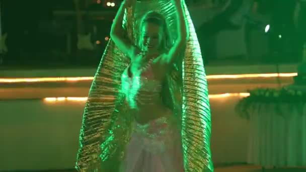 Young girl dancing belly dance — Stock Video