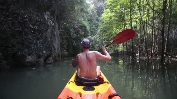 Uomo che viaggia in kayak — Video Stock