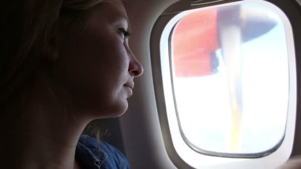 Молода дівчина з дитиною в літаку — стокове відео