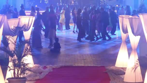 Люди танцуют на свадьбе — стоковое видео