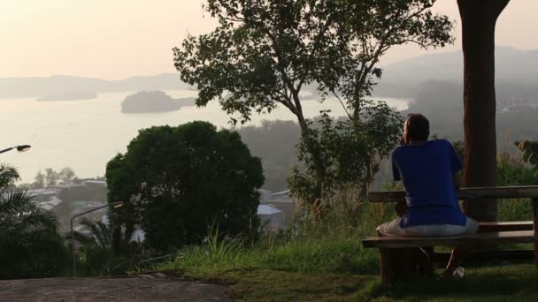 老人を見て夕日 — ストック動画