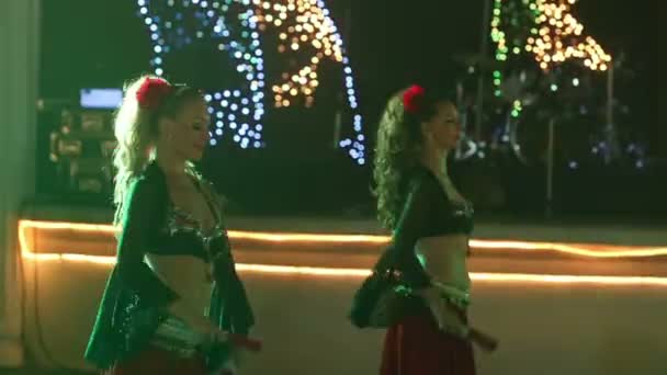 Meninas dançando na festa de casamento — Vídeo de Stock