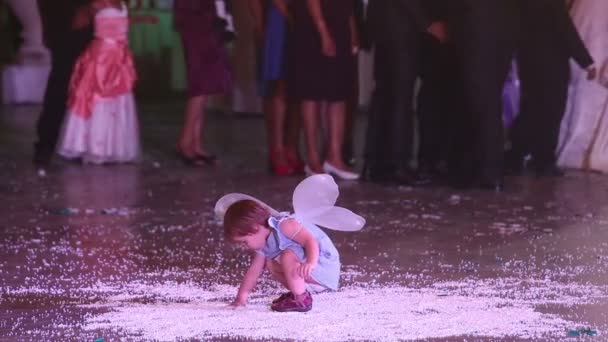 Kleines Kind spielt auf Hochzeit — Stockvideo