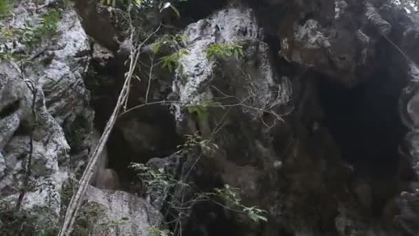 Тёмный скалистый утёс в Таиланде — стоковое видео