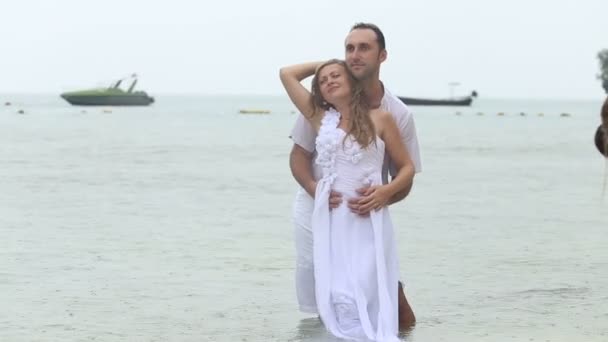 Mariée et marié sur la plage — Video