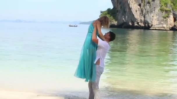 Couple embrasser sur la plage — Video