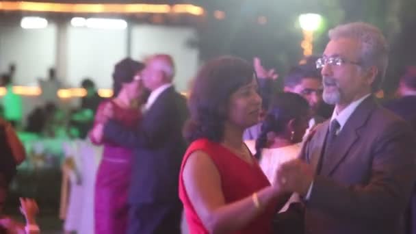 Menschen tanzen bei Hochzeitsfeier — Stockvideo