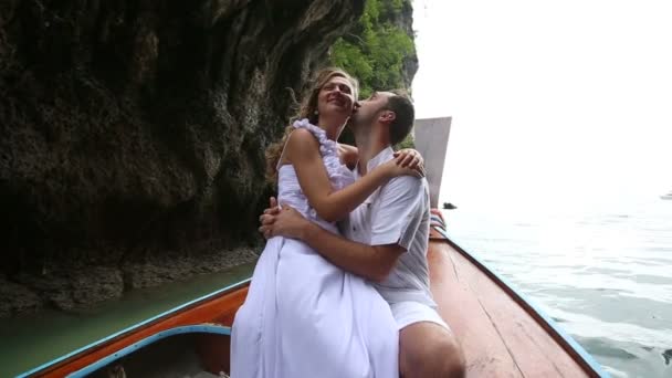 Bruid en bruidegom op boot in zee — Stockvideo