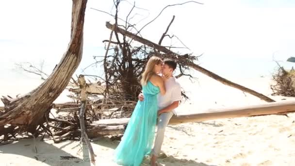 Niño y niña en la playa — Vídeo de stock