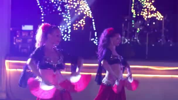 Female dancers   at  wedding party — Stock Video