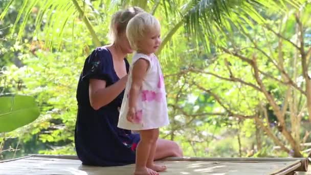 Мати дме бульбашки для дочки — стокове відео