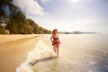 Kumsalda koşan kız