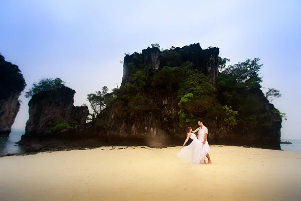 Bride and groom on tropical beach — Stock Photo, Image